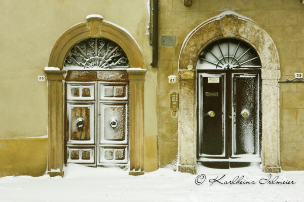 Schneebedeckte Haustür in Pienza, Toskana