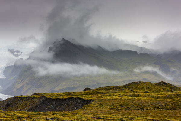 Nebelschwaden an Gletscher und Berge des Öraefajökull, Südisland, Island