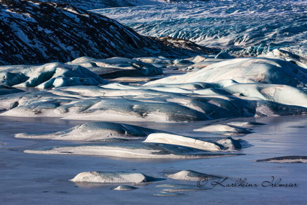 Zugefrorene Gletscherlagune im Svinafellsvatn, Austurland, Südisland, Island