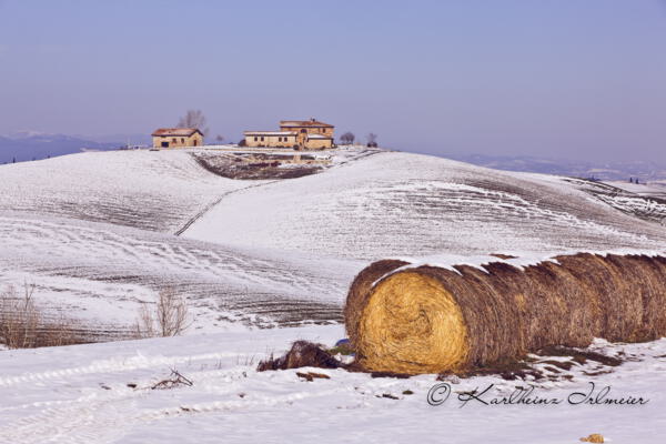 Bauernhaus und Strohballen, verschneite Landschaft, Ville de Corsano, Toskana