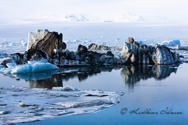 Icebergs in the  Jökulsarlon glacier lagoon of glacier Vatnajökull, Jökulsarlon,southern Iceland