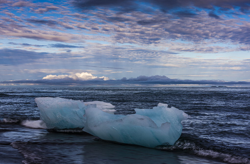 Floating icebergs, Jökulsarlon, southern Iceland