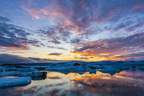 Floating icebergs in Jökulsarlon glacier lagoon of Vatnajökull glacier, southern Iceland