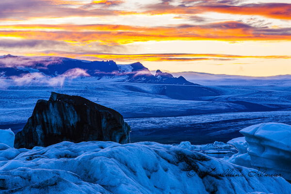 Floating icebergs in Jökulsarlon glacier lagoon of Vatnajökull glacier, southern Iceland