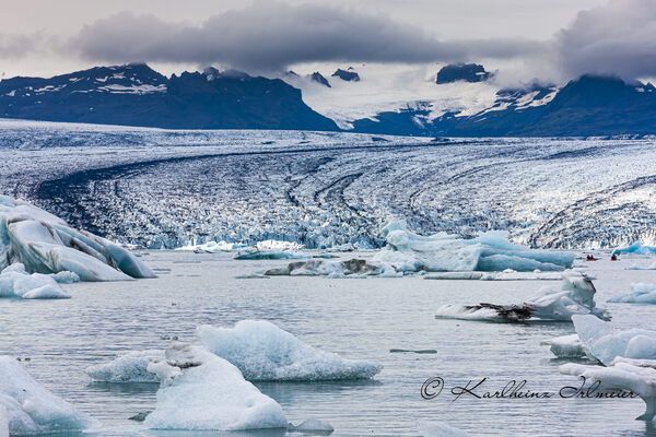 Floating icebergs in Jökulsarlon glacier lagoon of Vatnajökull glacier, southern Iceland