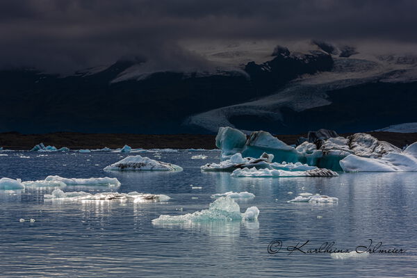 Floating icebergs in Jökulsarlon glacier lagoon of Vatnajökull glacier, southern Iceland