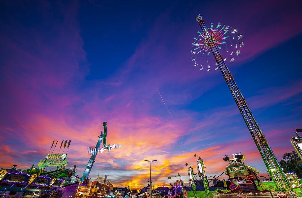 Jules Verne Tower and Chaos-Pendel rides, Munich - Oktoberfest