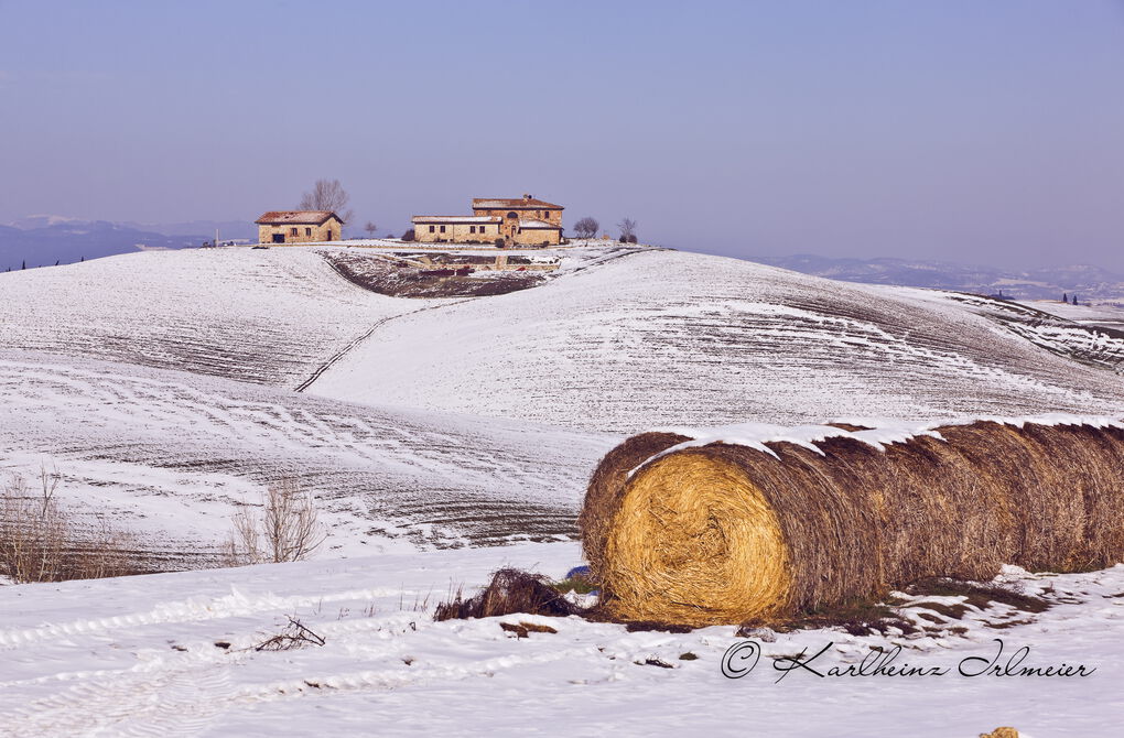 Farmhouse and bales of straw, snowy landscape, Ville de Corsano, Tuscany