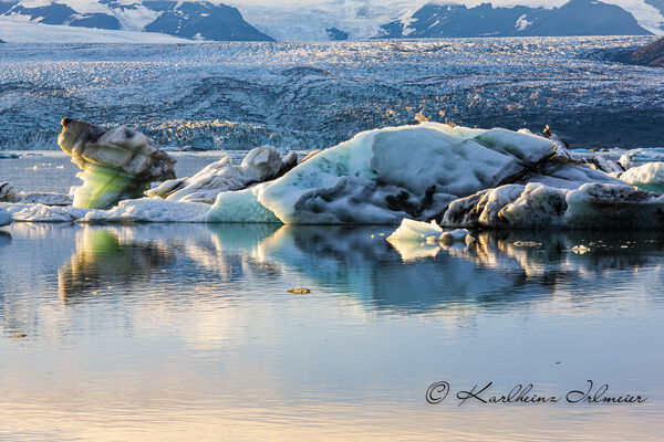 Floating icebergs in Jökulsarlon glacier lagoon of Vatnajökull glacier, southern Iceland