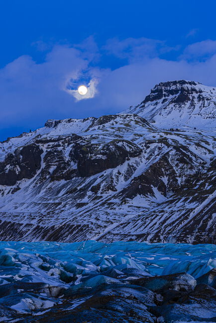 Full moon over Svinafellsjökull, evening mood, Skaftafell national park, south-east Iceland