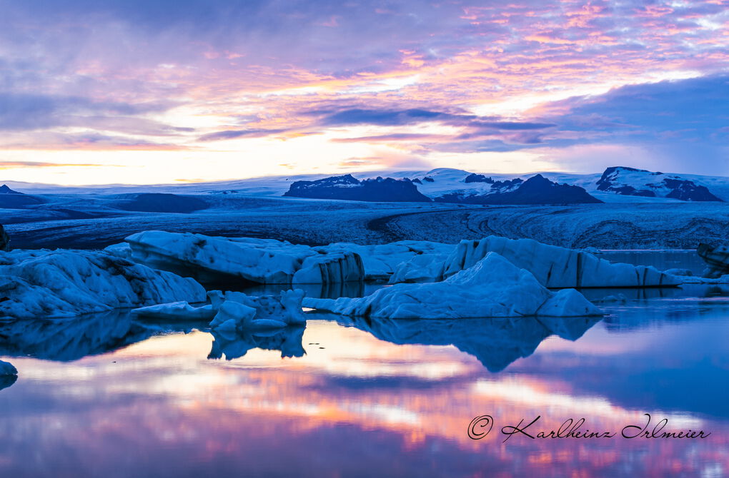 Floating icebergs in Jökulsarlon glacier lagoon of Vatnajökull glacier, southern Iceland